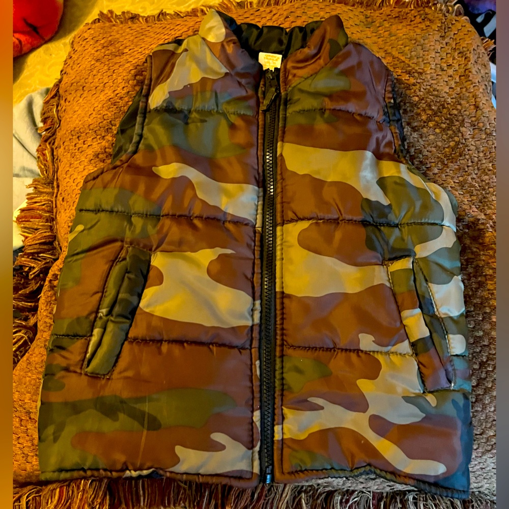 🎬🎬🎬SENT AS FREE GIFT! Open Trails Kids puffer camouflage vest, size 7